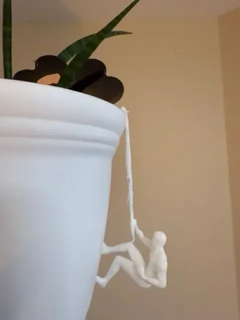 Escalador de cuerda: Escultura de figura colgante, vista 3
