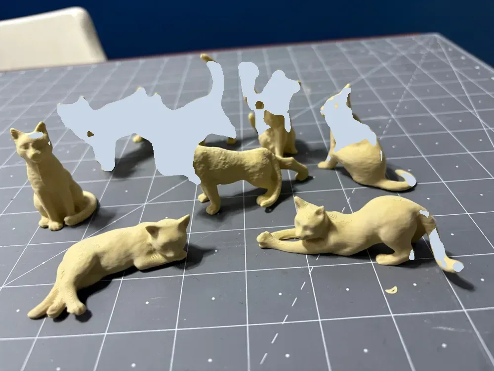 Ocho gatos en miniatura en un plato., vista 1