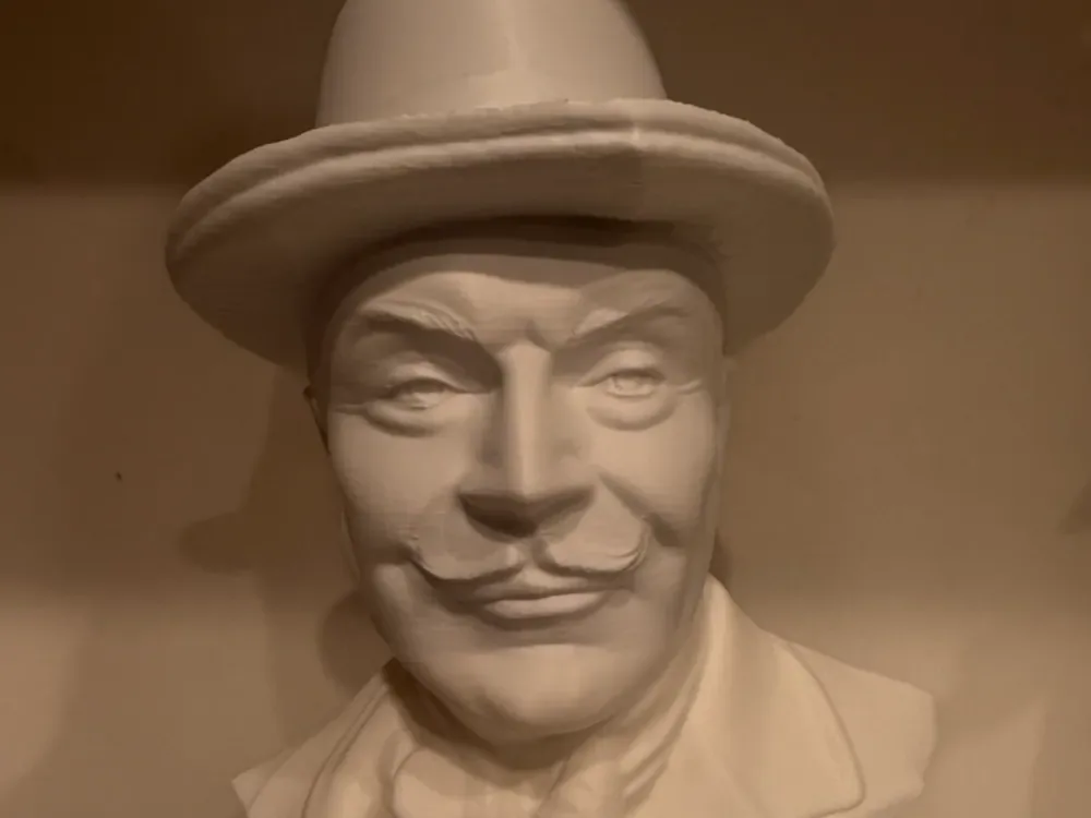 Busto de Agatha Christie Poirot, vista 1
