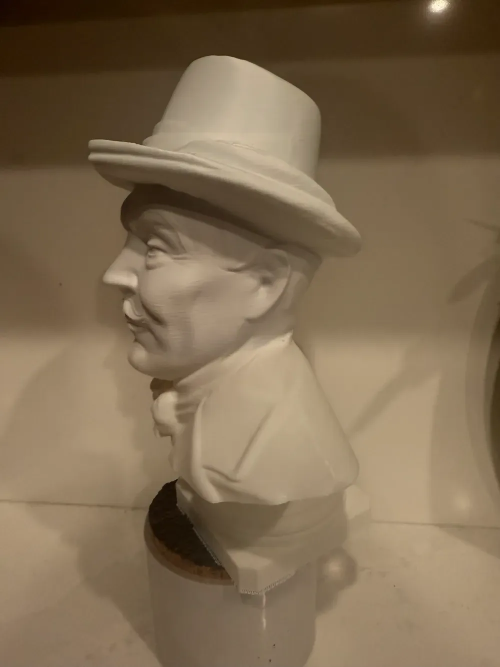 Busto de Agatha Christie Poirot, vista 3