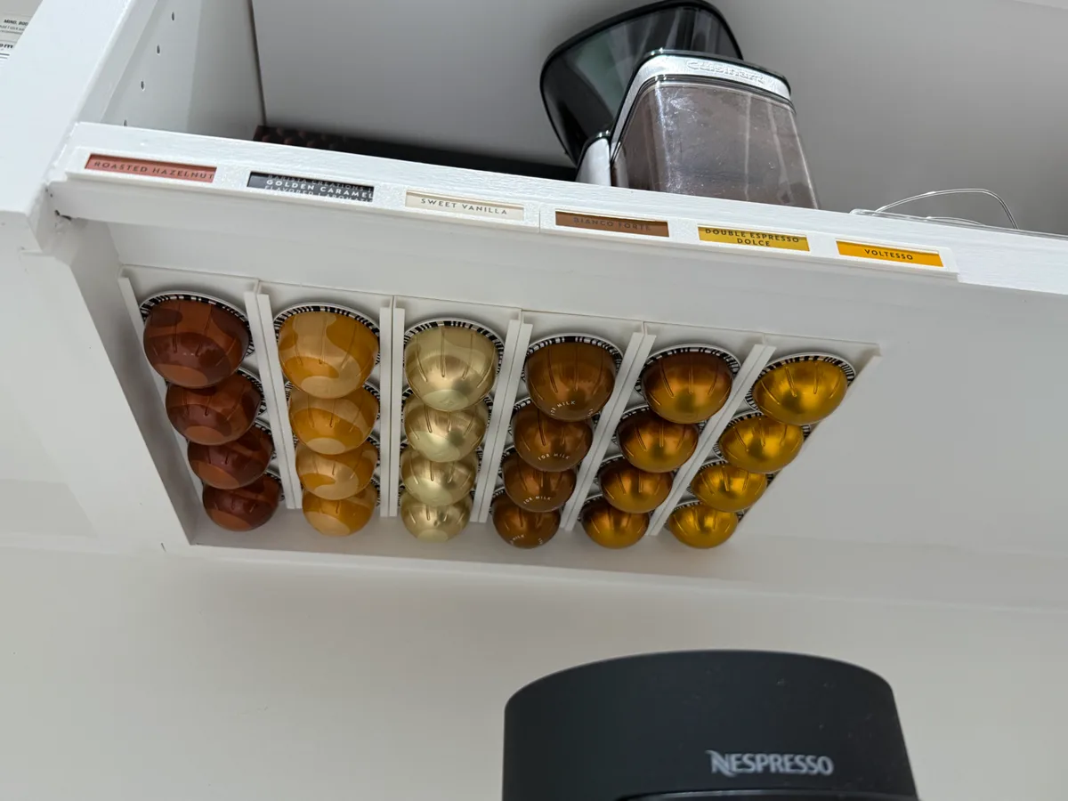 Soporte para cápsulas Nespresso - Debajo del gabinete con etiquetas para impresión 3D, vista 1