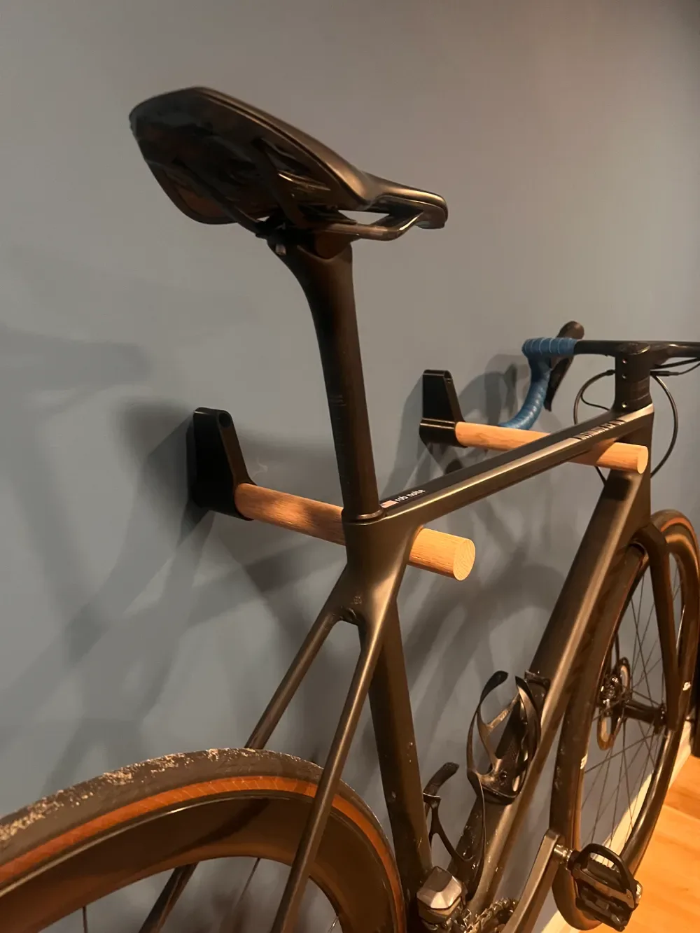 Soporte de pared para bicicletas moderno para impresión 3D, vista 2