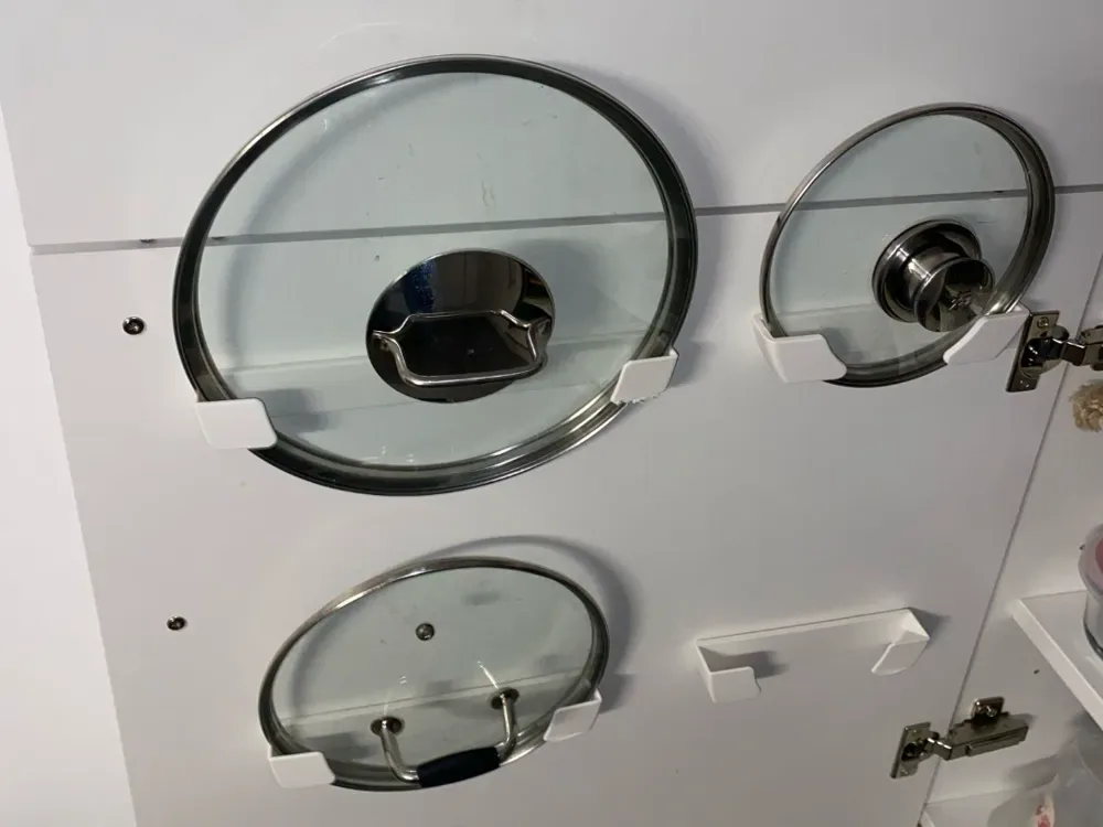 Soporte para tapa para el interior de la puerta de su cocina, vista 1