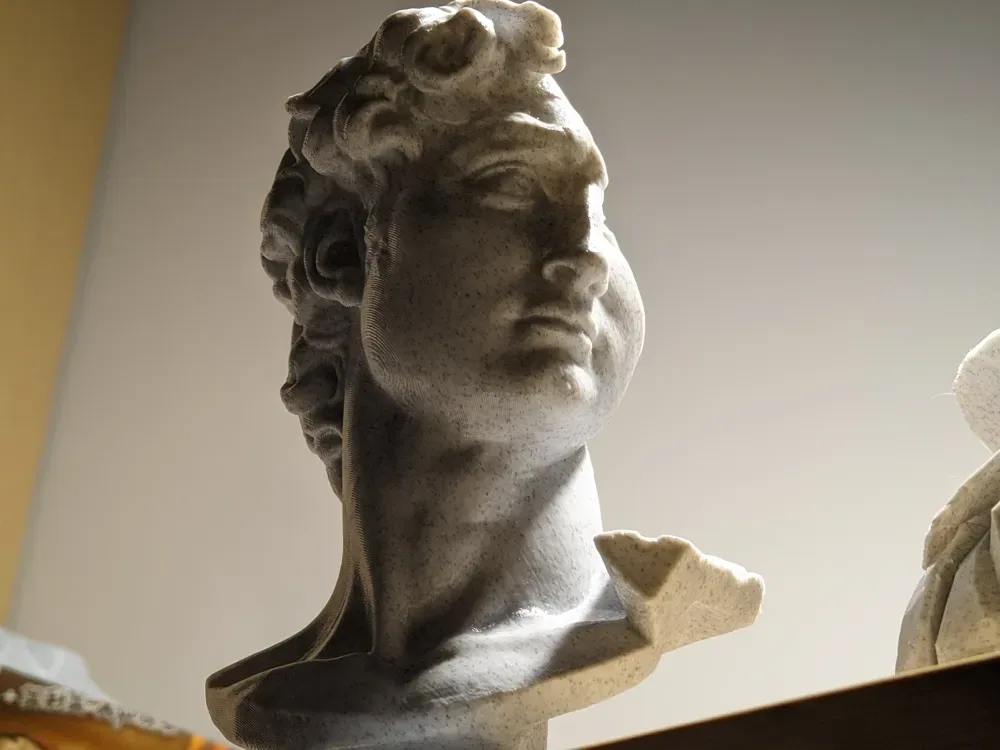 Una escultura fragmentada de la cabeza de David, recreada a partir de un escaneo físico, vista 1