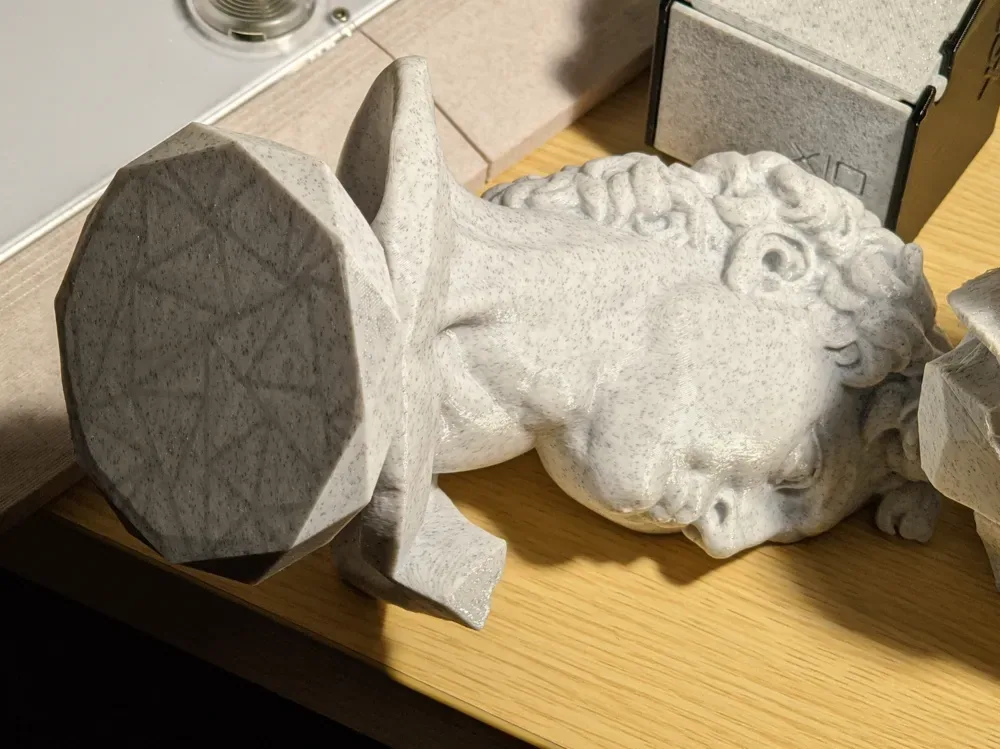 Una escultura fragmentada de la cabeza de David, recreada a partir de un escaneo físico, vista 2