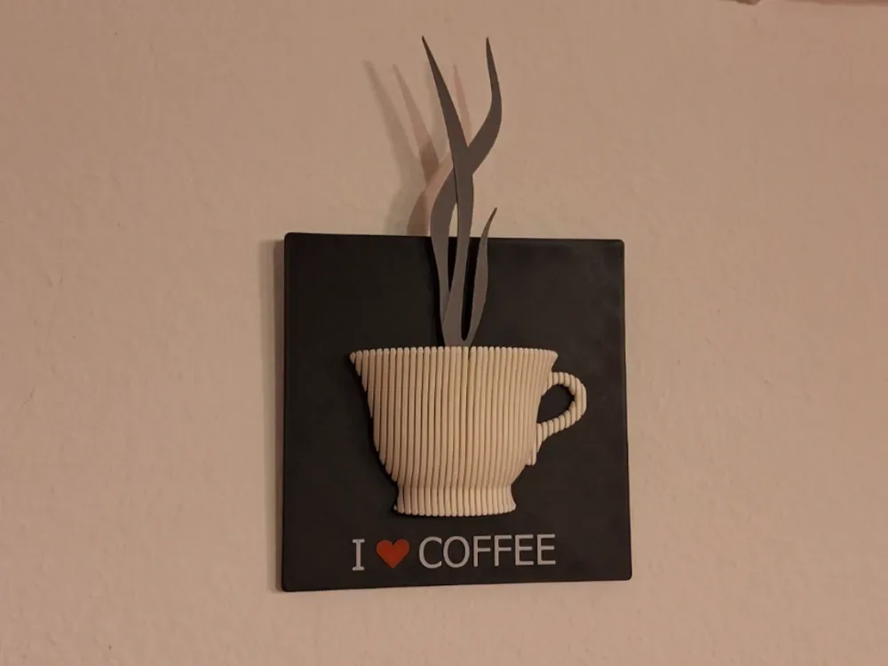 Taza de café con escultura en capas, vista 1