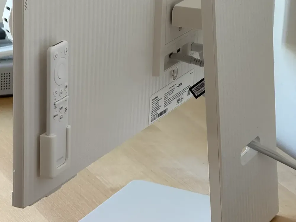 Soporte de funda para control remoto blanco Samsung: cómodo y minimalista para impresión 3D, vista 1