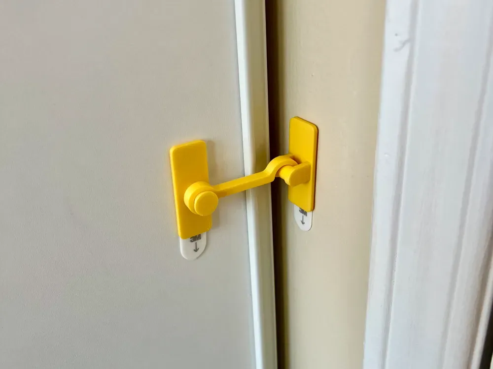Pestillo para armario con tira de comando antigatos para impresión 3D, vista 1
