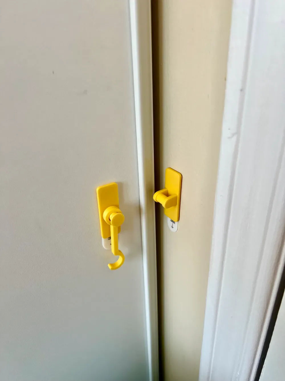 Pestillo para armario con tira de comando antigatos para impresión 3D, vista 2
