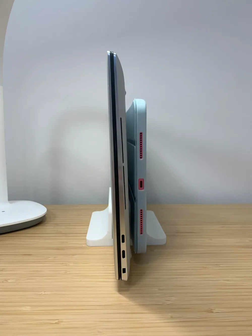 Moderno soporte dual para computadora portátil y iPad, vista 2