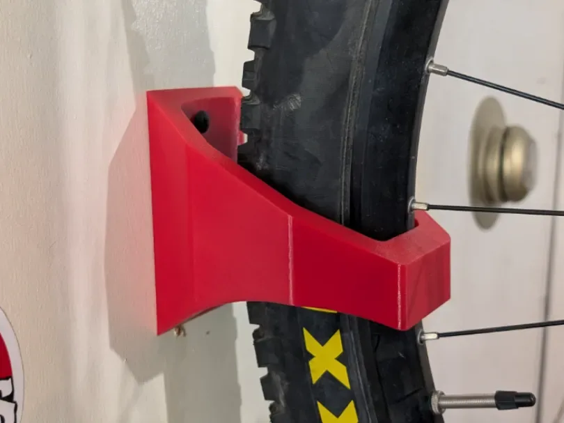 Portabicicletas vertical para montaje en pared: minimalista y resistente para impresión 3D, vista 1