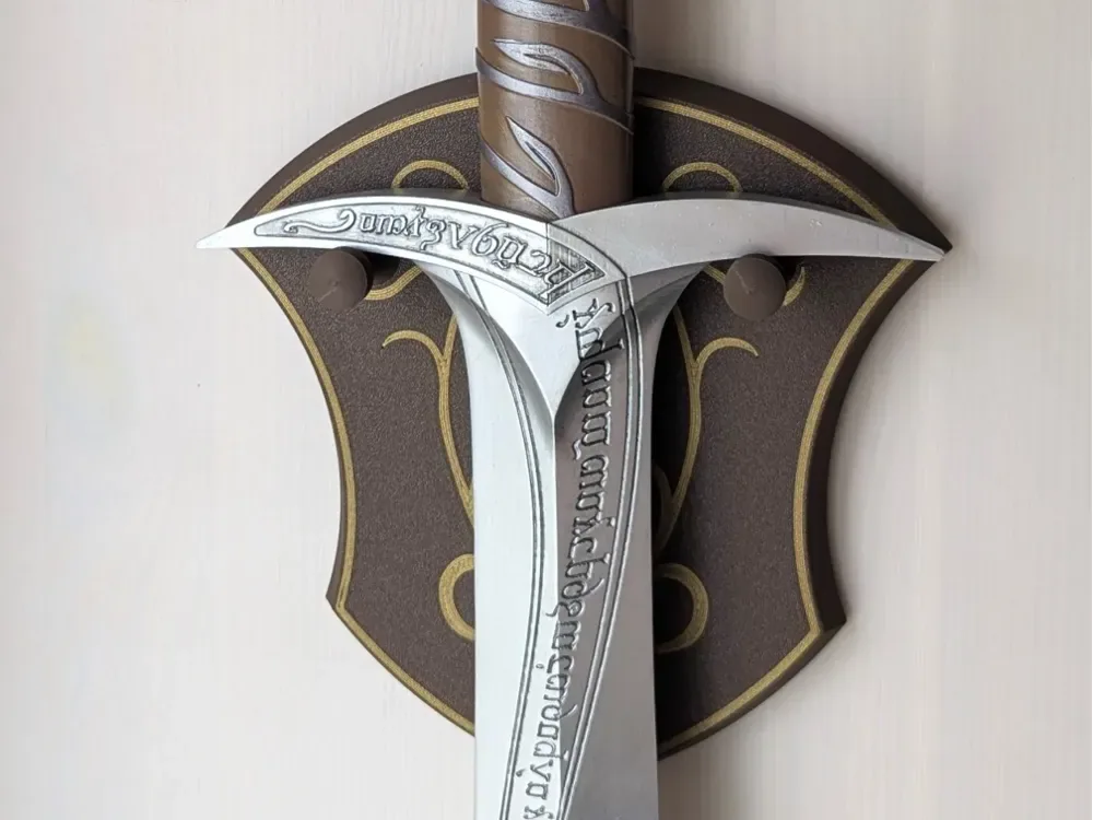 Colgador de espadas adornado con elfos, vista 1