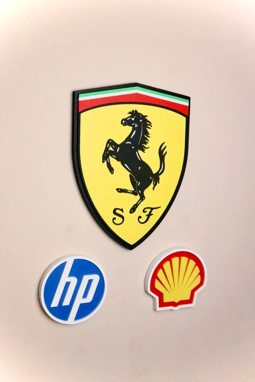 Emblema del equipo Ferrari de Fórmula 1 [CON PATROCINADORES], vista 2
