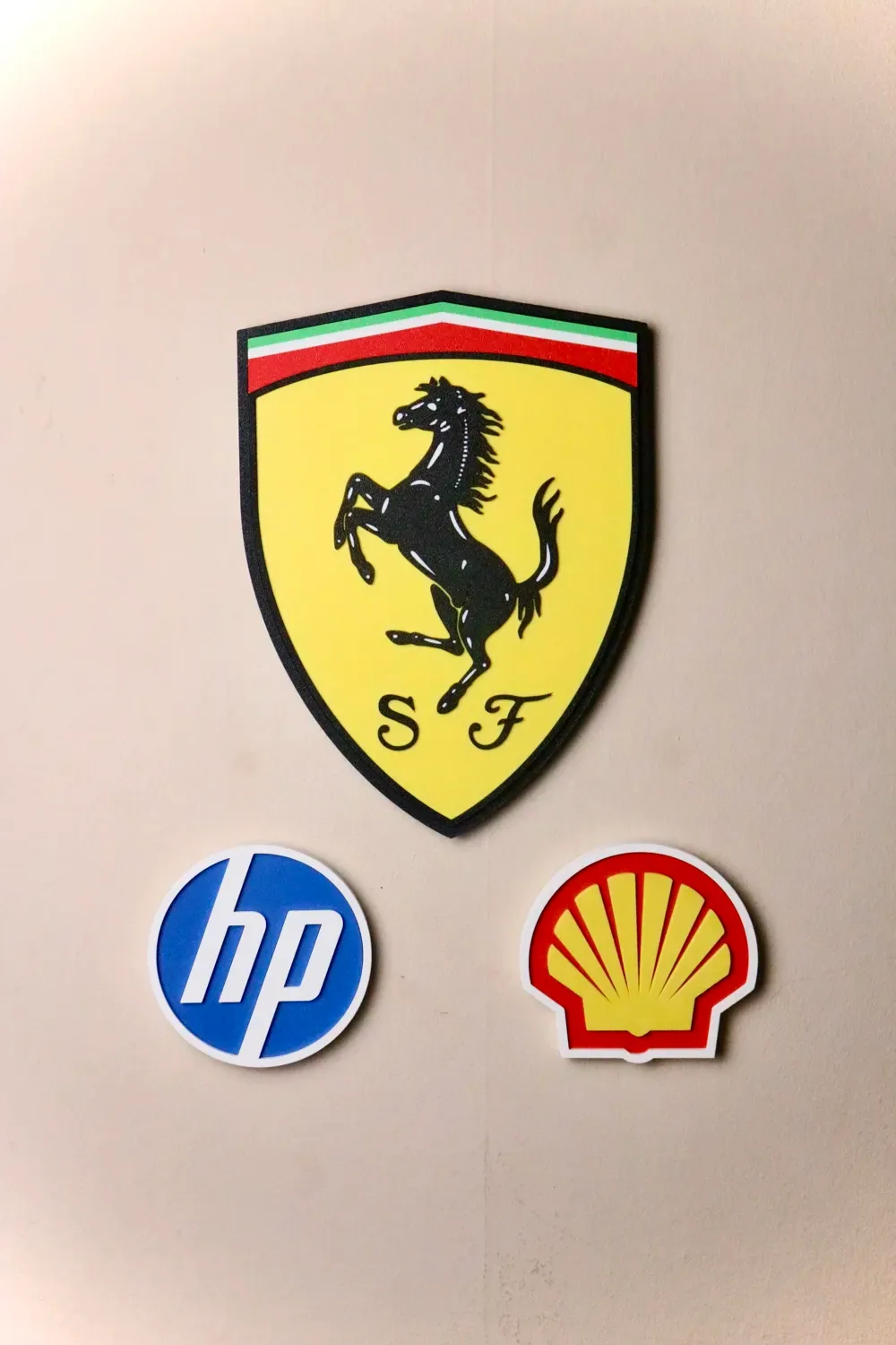 Emblema del equipo Ferrari de Fórmula 1 [CON PATROCINADORES], vista 3