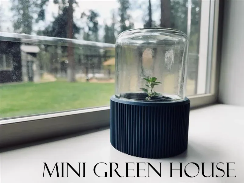Mini casa verde con tarro de masón, vista 1