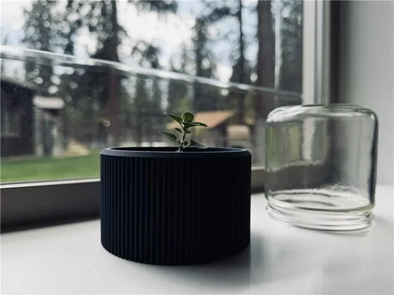 Mini casa verde con tarro de masón, vista 3