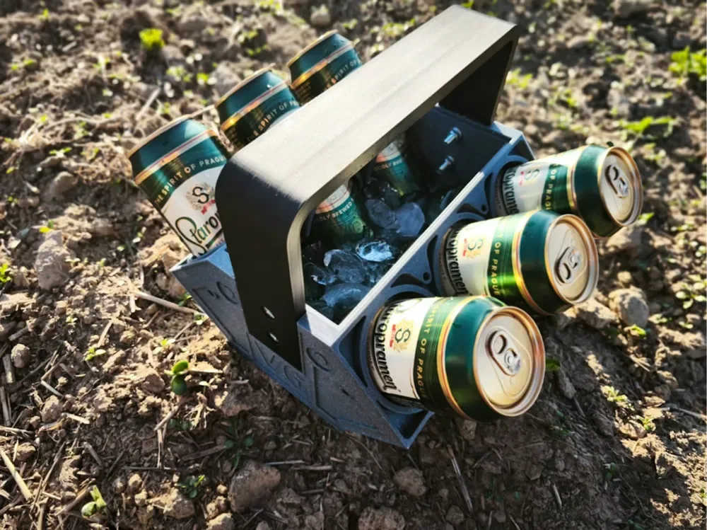 La herramienta de jardinería V6 que mantiene fría la cerveza, vista 1