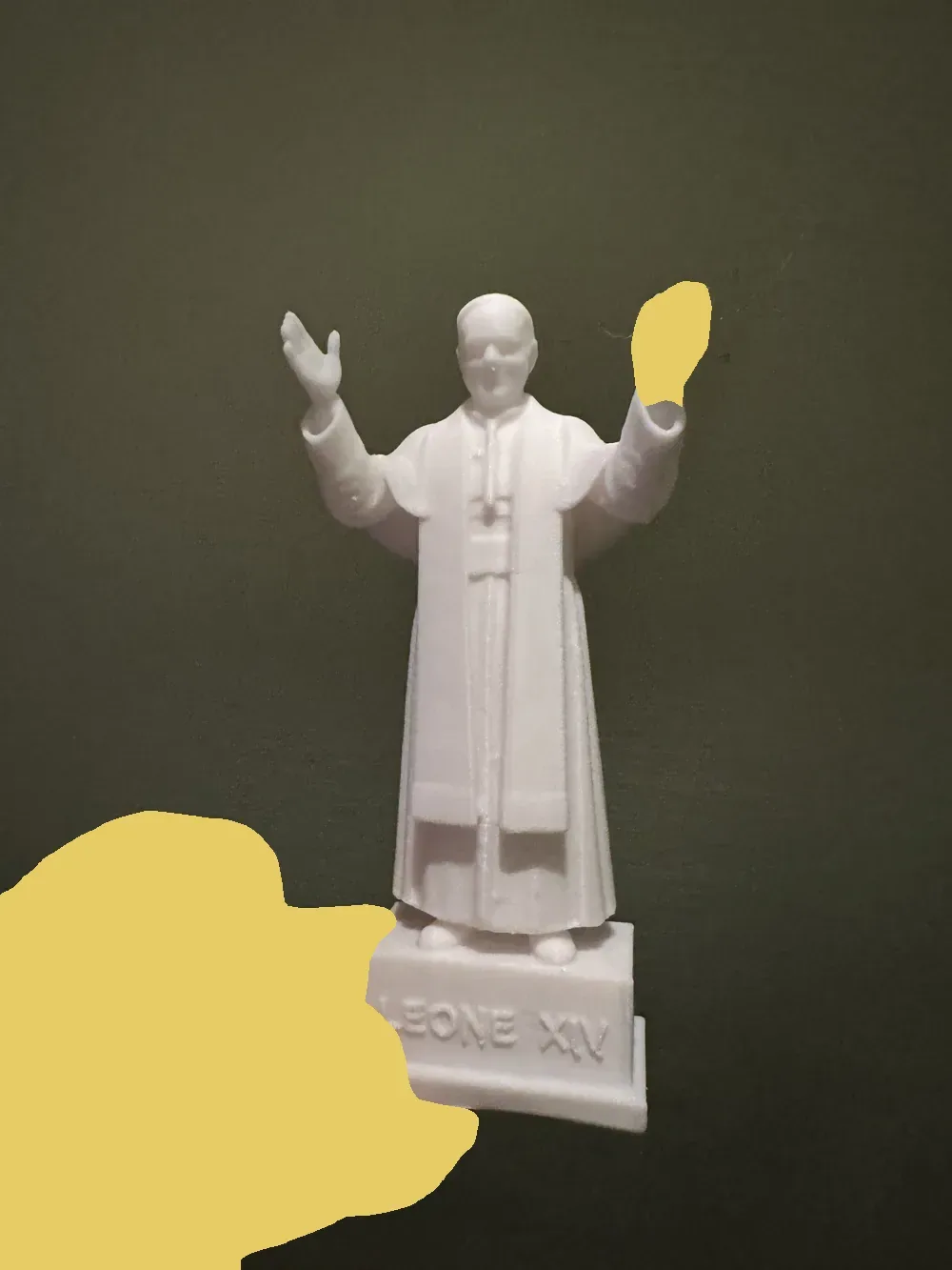 Estatua del nuevo pontífice Papa LEONA XIV, vista 2