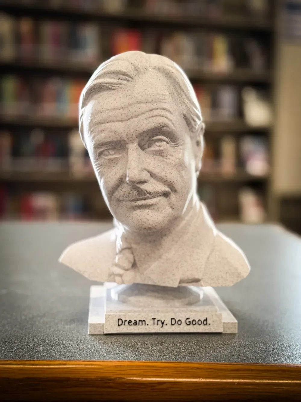 Estatua del busto del Sr. Feeny, vista 2