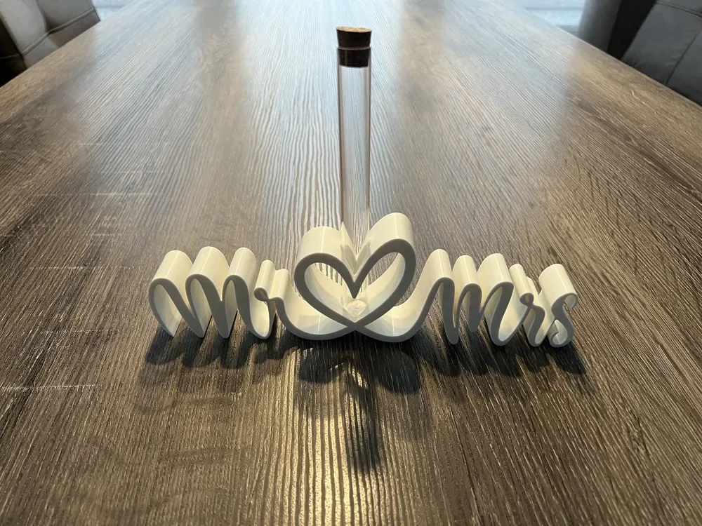 Mr & Mrs Wedding Sign with Heart, vista 3