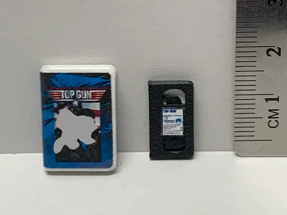 Cinta de casete VHS en miniatura a escala 1/12 con cubierta, vista 1