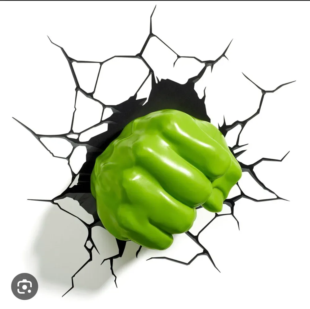 puño de hulk rompiendo la pared, vista 1