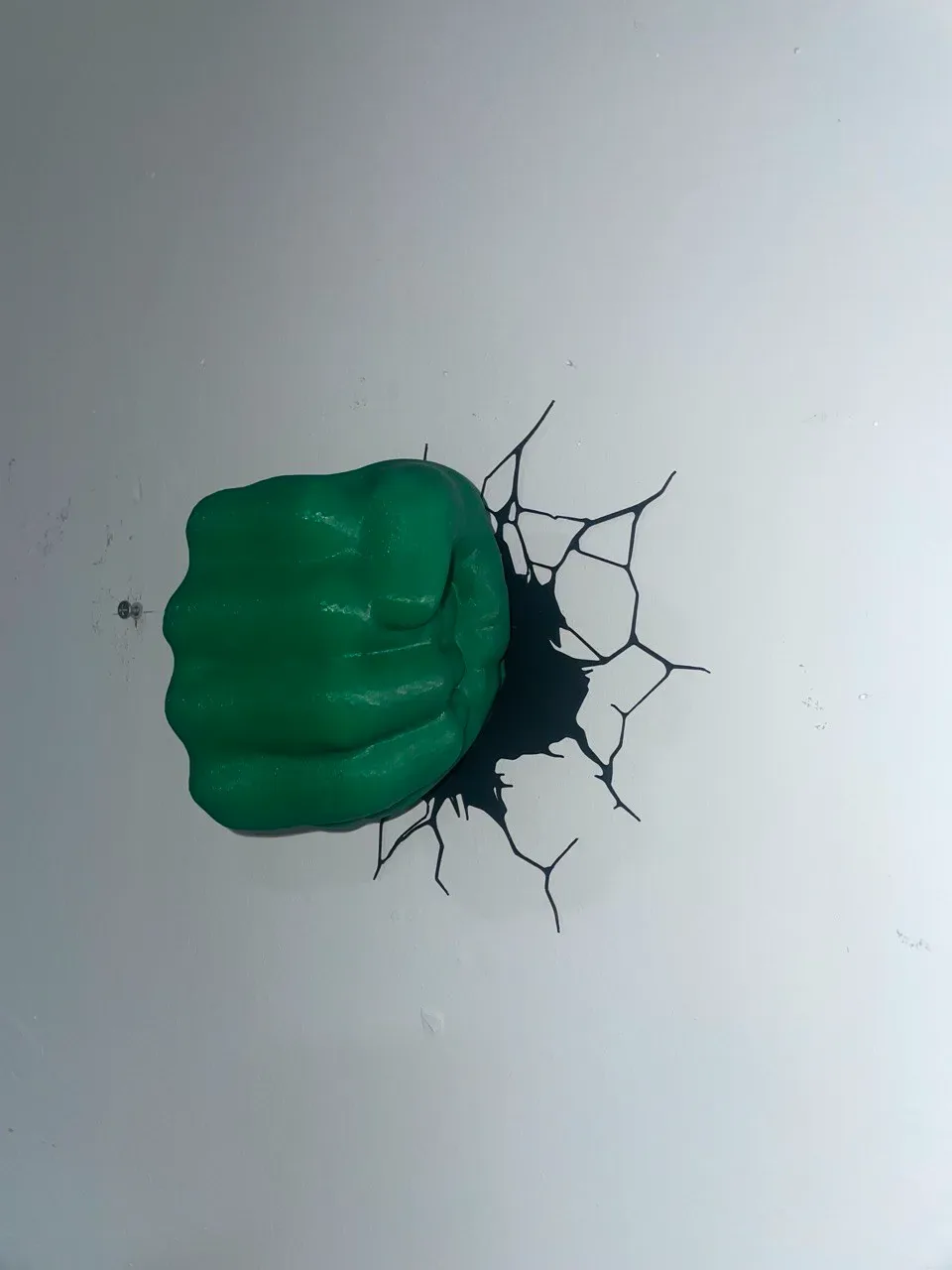 puño de hulk rompiendo la pared, vista 2