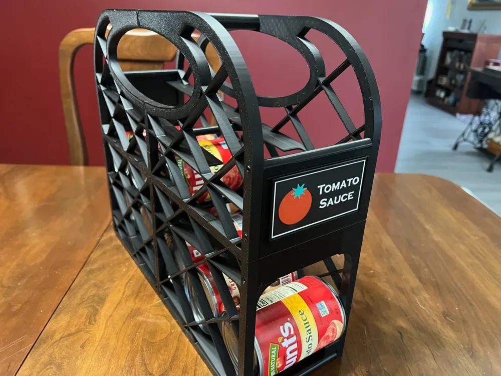 Dispensador de latas de verduras con etiquetas, vista 1