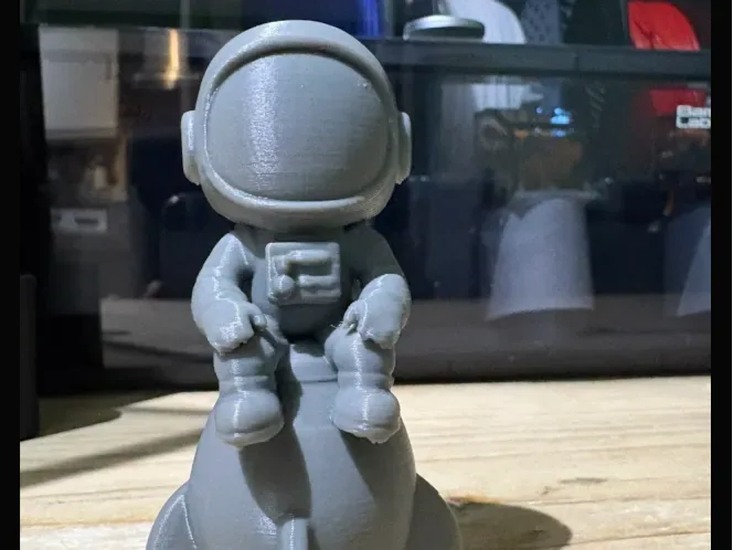 El astronauta Spaceman se sentó en un cohete, vista 1