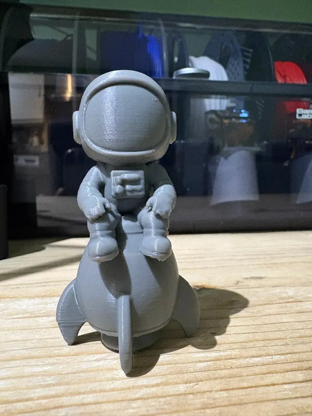 El astronauta Spaceman se sentó en un cohete, vista 2