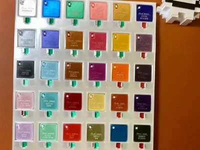 Estante de exhibición de tarjetas de colores oficiales de Bambu Lab con indicador de dos colores, puede indicar tres estados de inventario, estante de almacenamiento deslizante, compatible con tarjetas de colores oficiales de Cai Duo Wu para impresión 3D, vista 1