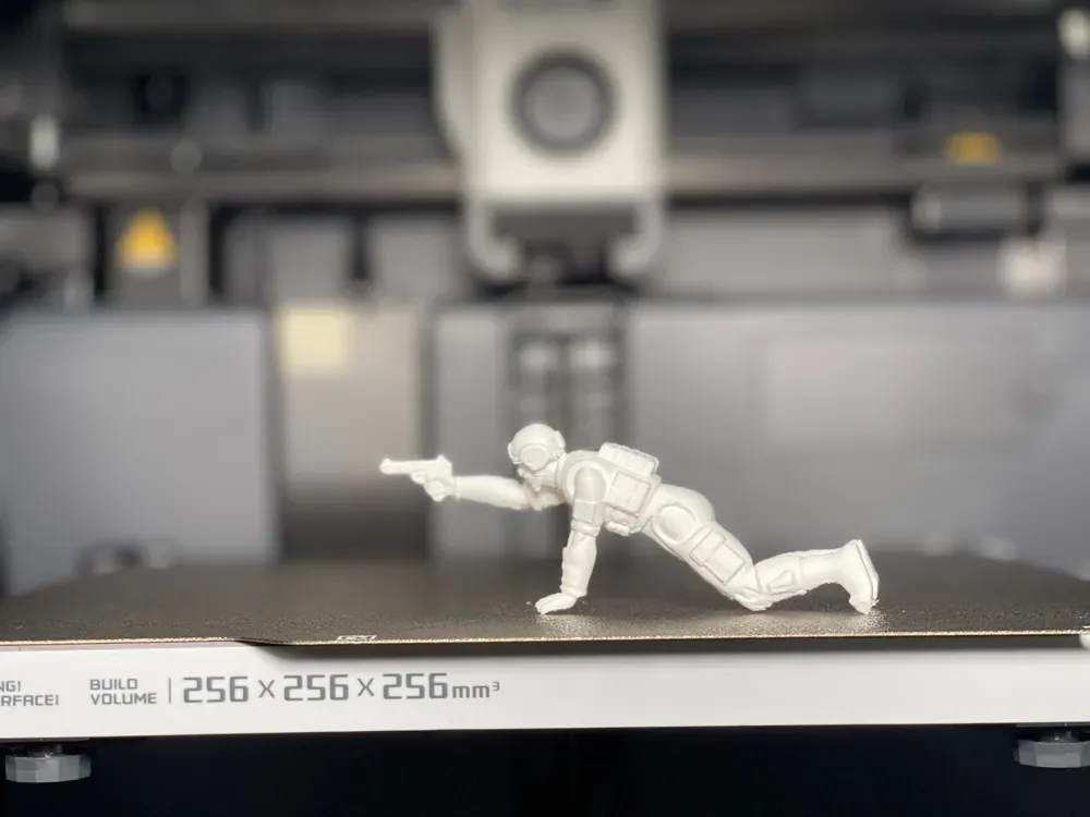 Figura de soldado de las fuerzas especiales, adorno creativo con pistola arrodillada, vista 3