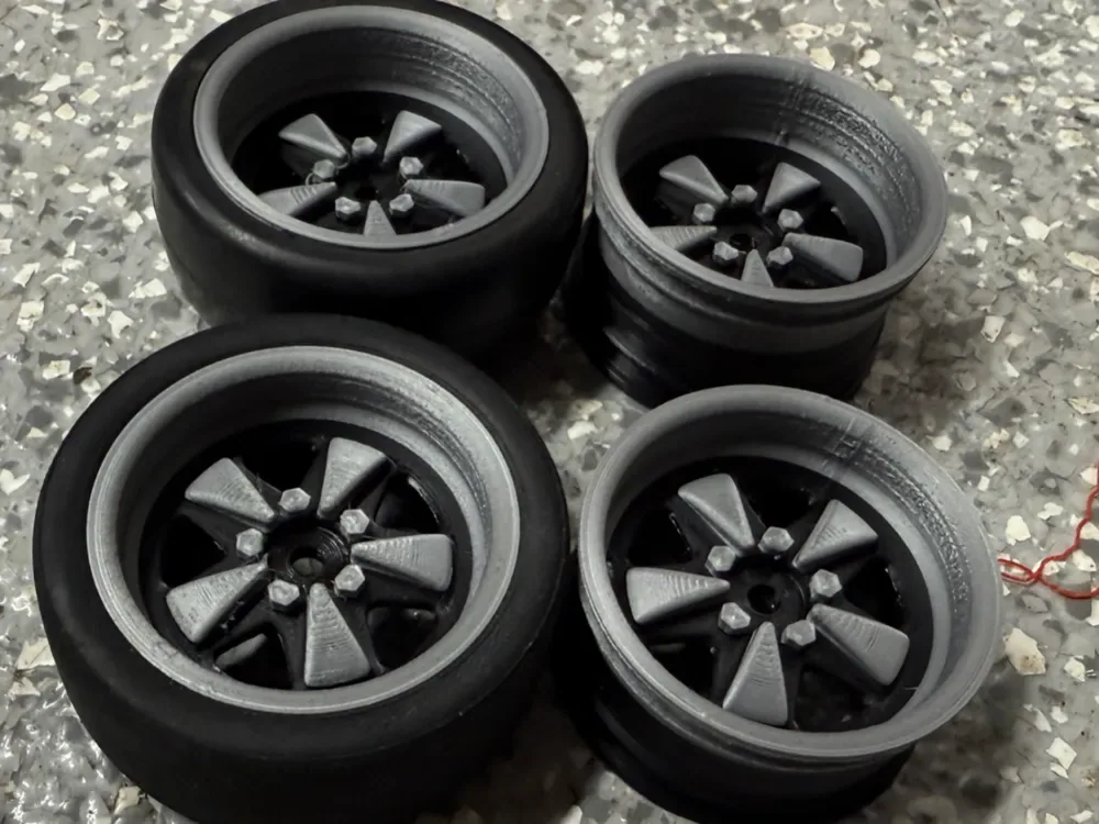 Ruedas Fuchs RC 1/10 en varios desplazamientos, vista 1