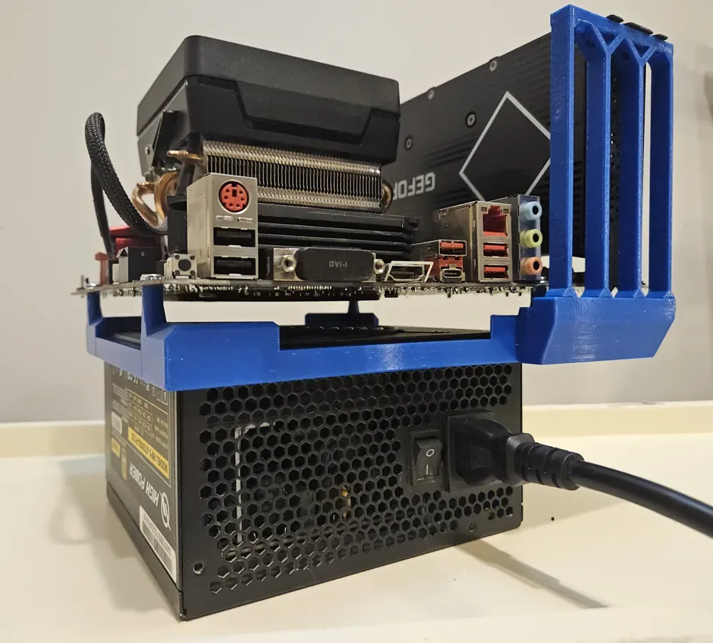 Marco abierto de PC ITX/mATX montado en fuente, vista 3