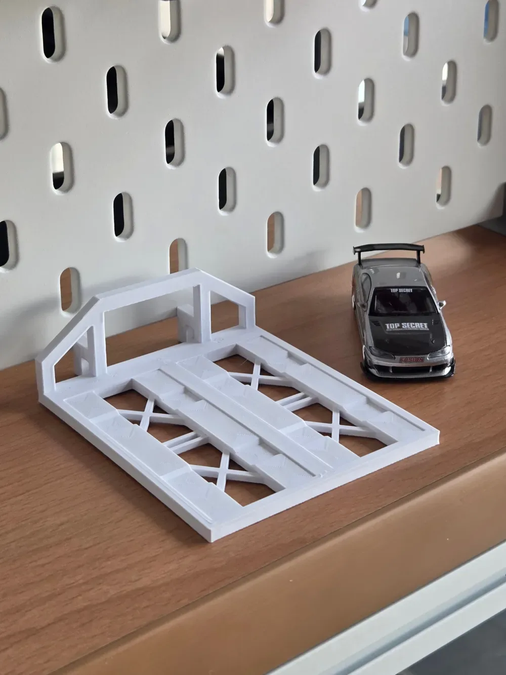164 Soporte de exhibición para automóvil sobre skadis (Con panel trasero) para impresión 3D, vista 3