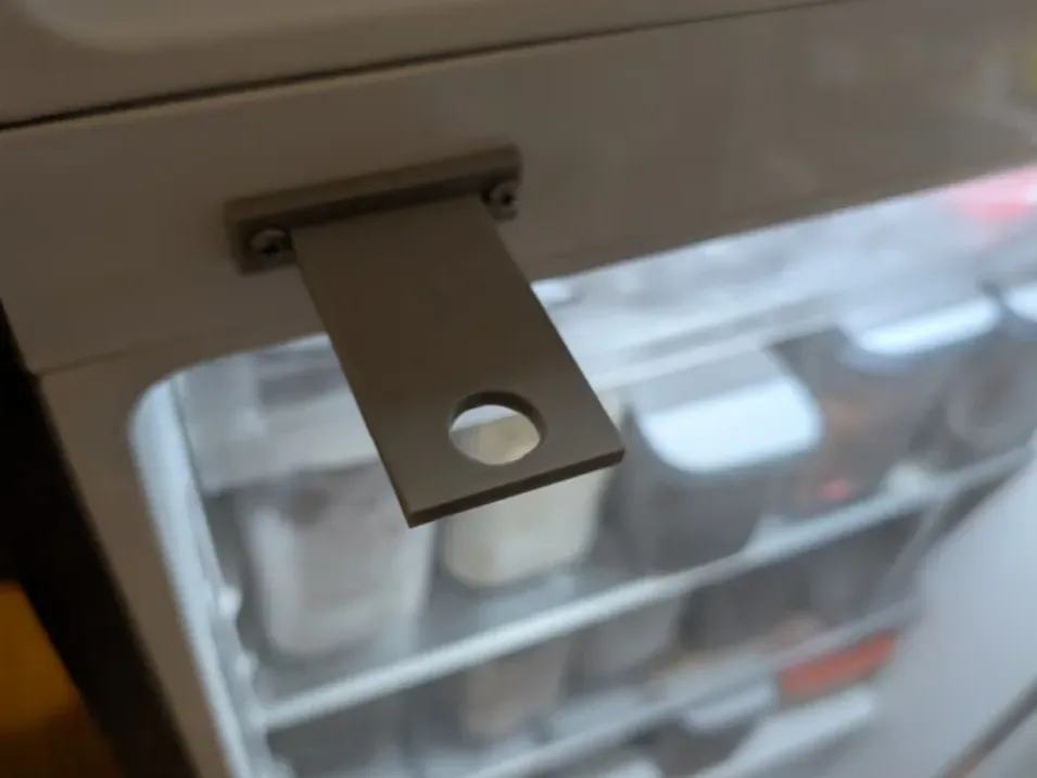 Pieza de plástico para cerradura de perno de refrigerador LG para impresión 3D, vista 1