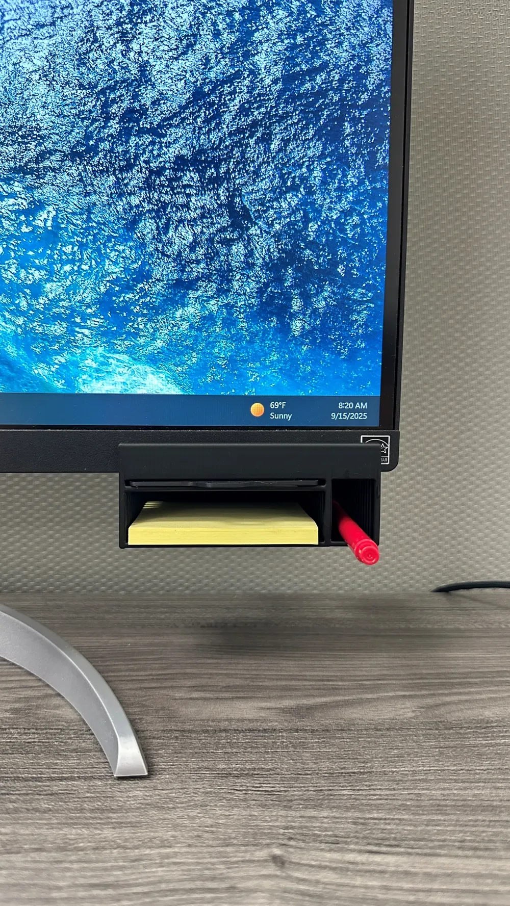 Plantilla con soporte para bolígrafo · nota adhesiva debajo del monitor para impresión 3D, vista 2