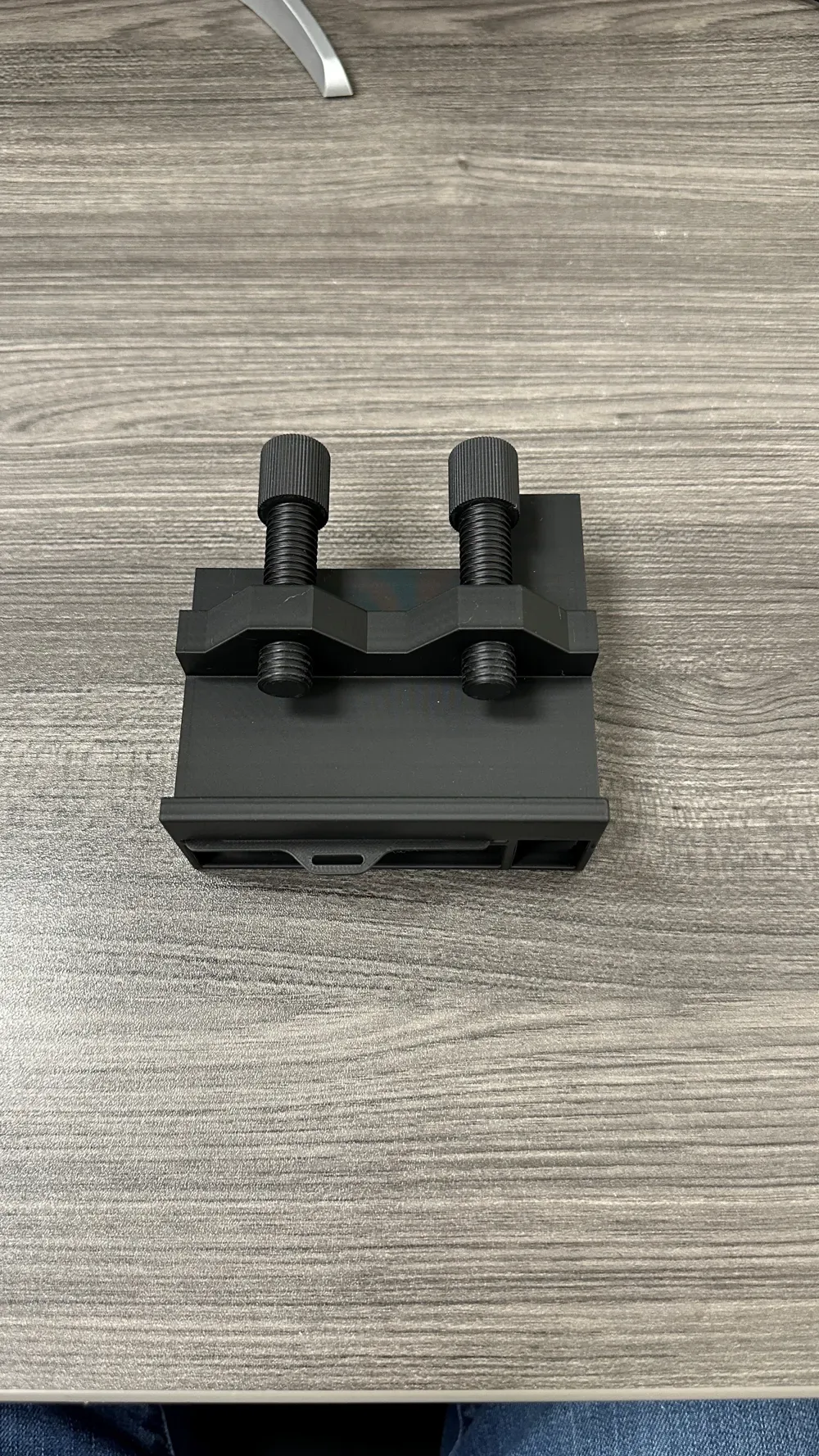 Plantilla con soporte para bolígrafo · nota adhesiva debajo del monitor para impresión 3D, vista 3
