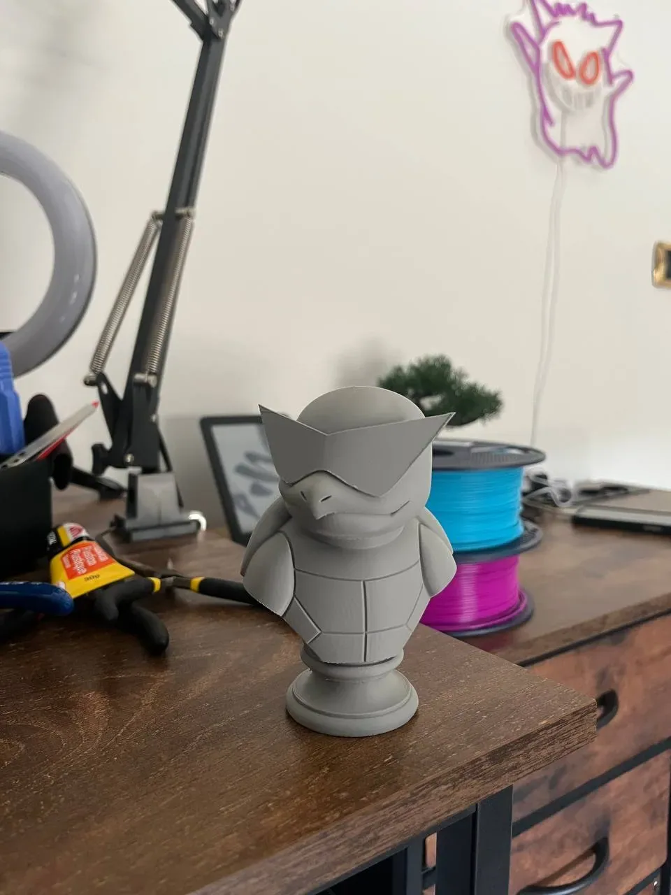Busto de mármol con gafas inspirado en una criatura, vista 2