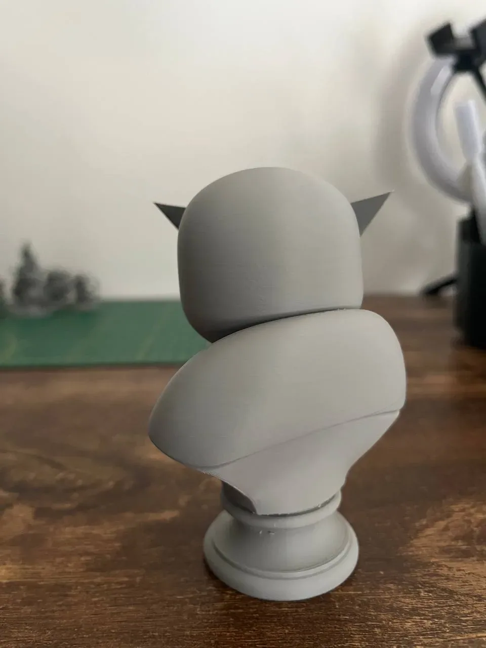 Busto de mármol con gafas inspirado en una criatura, vista 3