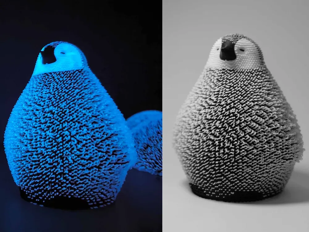 Pequeño pingüino esponjoso de pie, vista 1