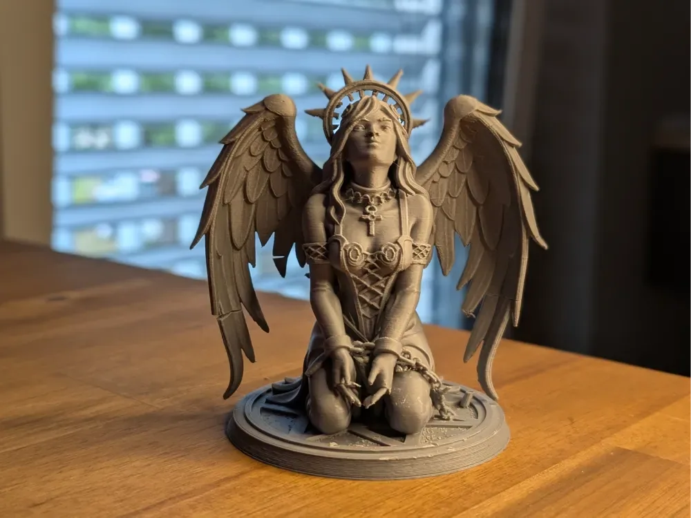Estatua de ángel gótico arrodillado (Halo y alas), vista 1