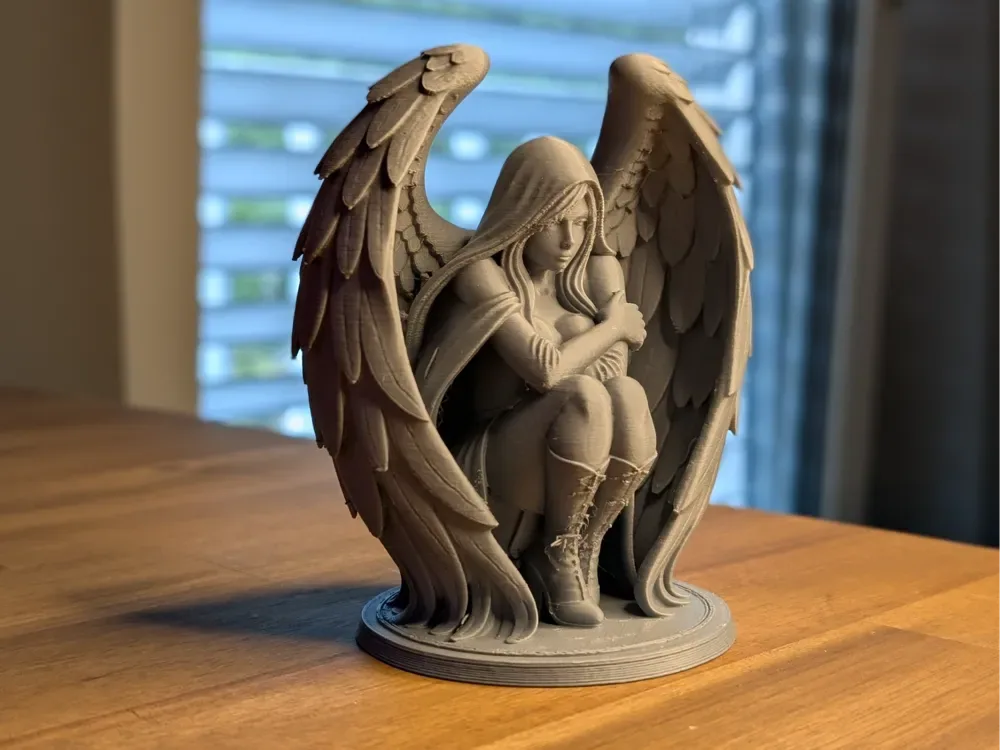 Estatua del ángel guardián encapuchado (alas rizadas), vista 1