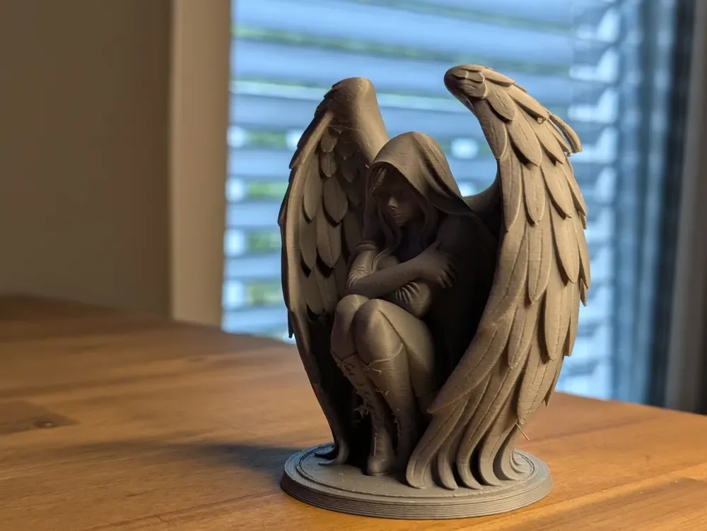 Estatua del ángel guardián encapuchado (alas rizadas), vista 3