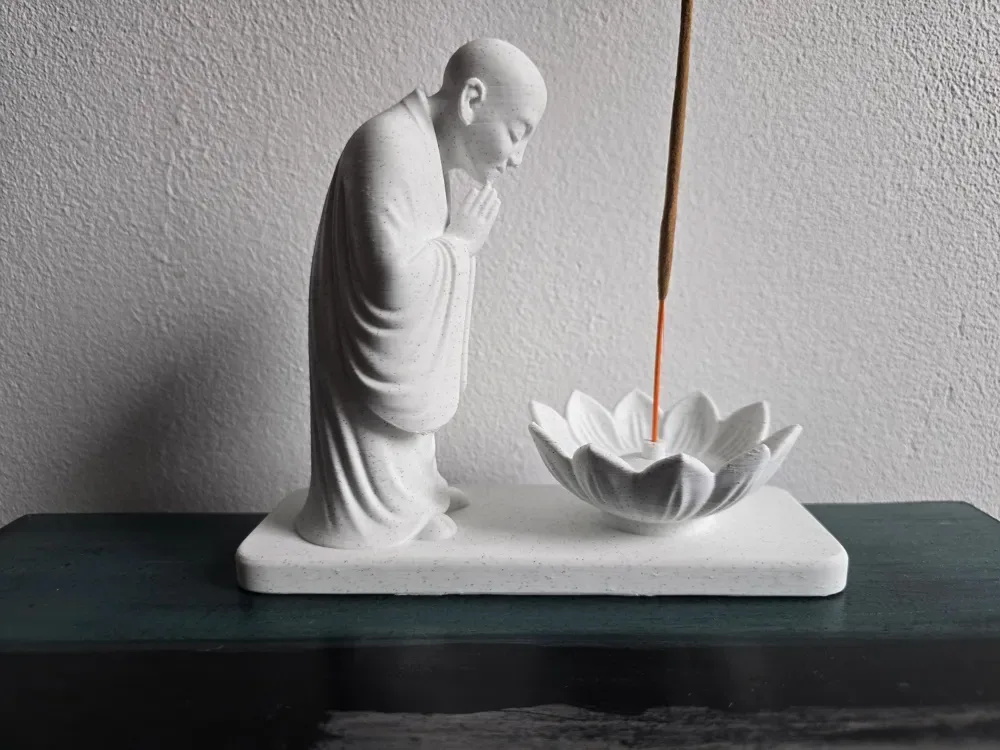 Porta Incienso - Estatua de Monje de Meditación con Loto, vista 2