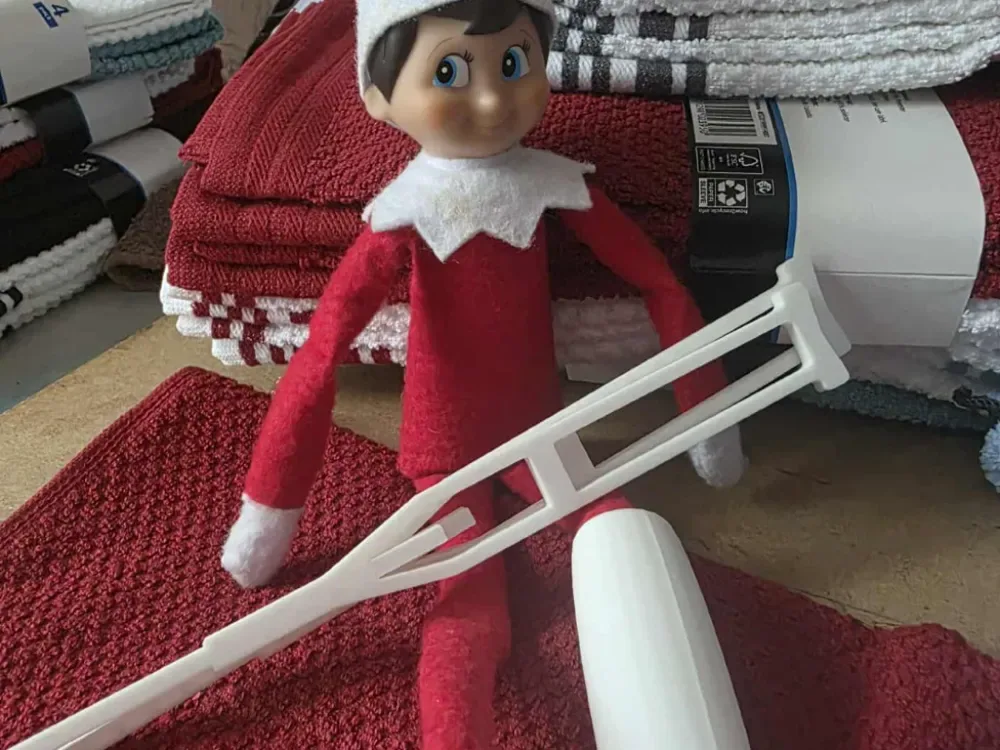 Muletas y yeso Elf on the Shelf, vista 1
