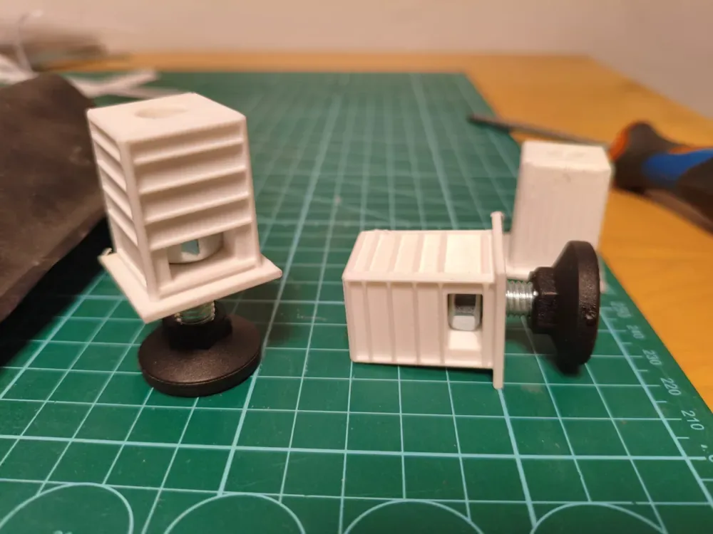 Patas de mesa niveladora M8 para perfil 25x25mm para impresión 3D, vista 1