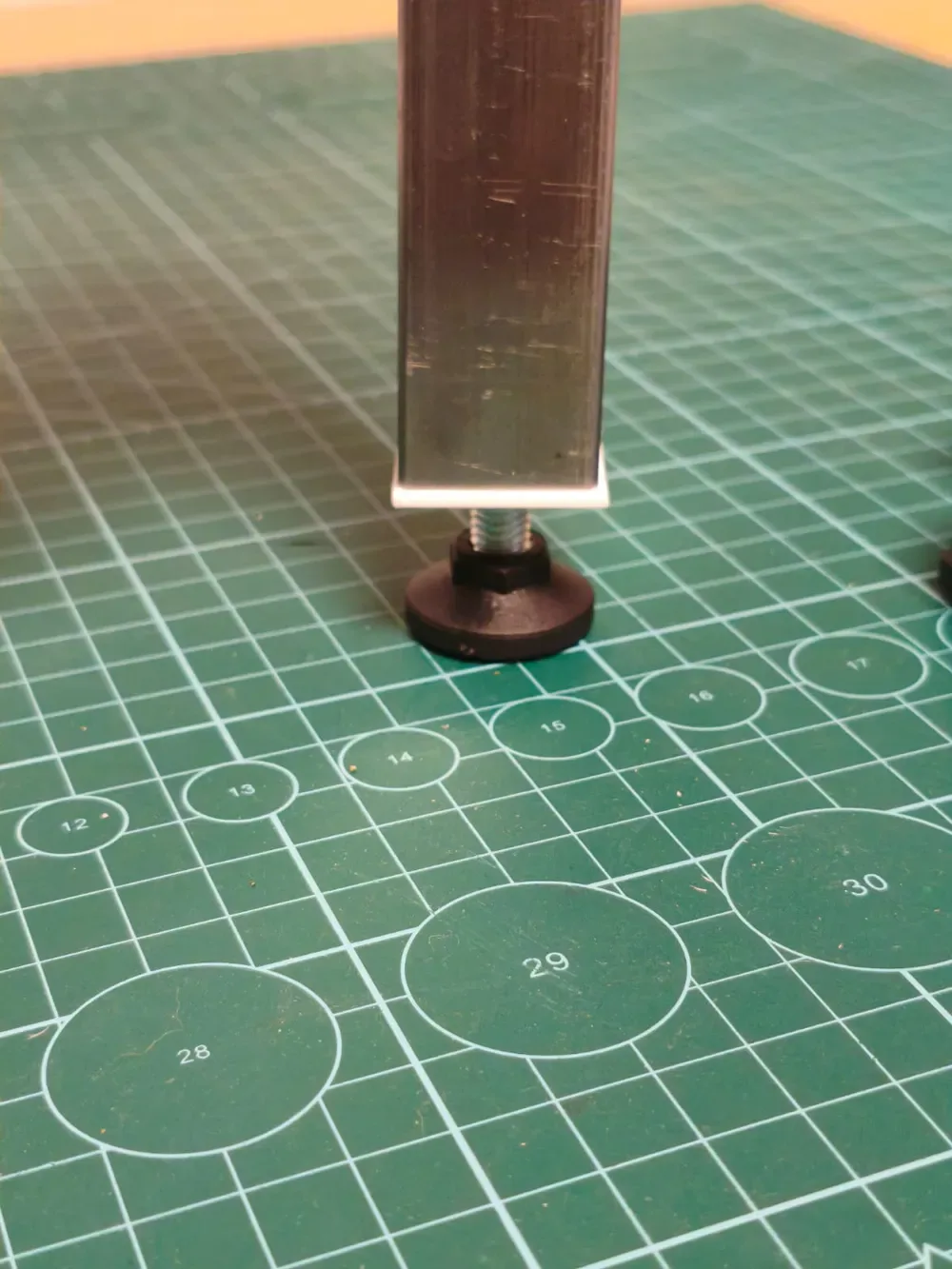 Patas de mesa niveladora M8 para perfil 25x25mm para impresión 3D, vista 3