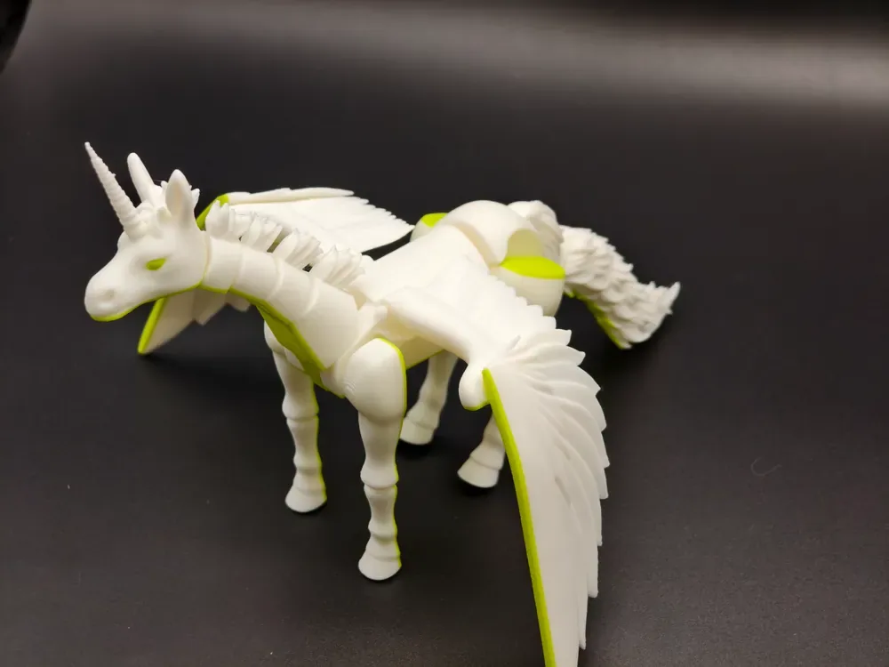 Pegaso, Unicornio, deseando a todos sus amigos un gran éxito en 2026, sin apoyos, vista 1