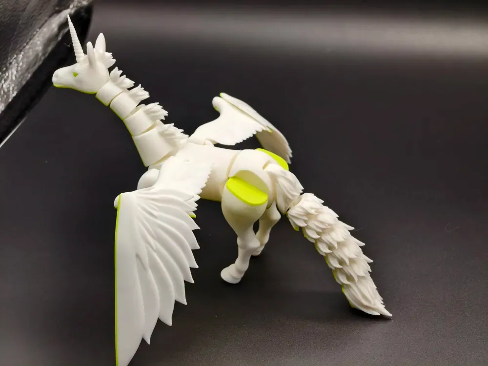 Pegaso, Unicornio, deseando a todos sus amigos un gran éxito en 2026, sin apoyos, vista 3